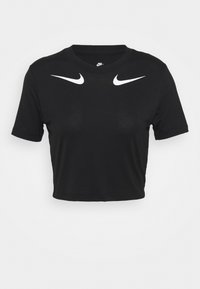 Svart kortärmad t-shirt med två vita Nike swoosh-logotyper nära kragen fram.