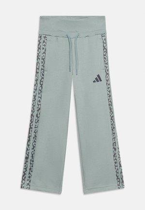 Világoszöld melegítőnadrág húzózsinóros derékrésszel, leopárdmintás oldalsávokkal és fekete Adidas logóval a bal combon.