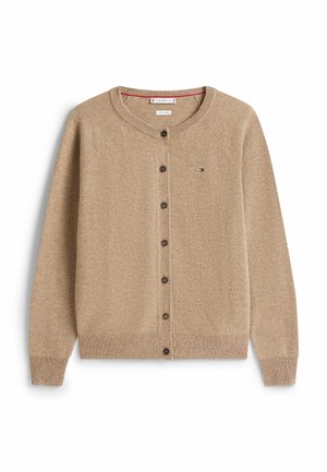 Cardigan beige con scollatura rotonda, chiusura frontale con bottoni, polsini e orlo a costine, e un piccolo logo sul petto. Realizzato in materiale morbido.