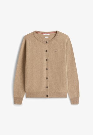 Cardigan beige con scollatura rotonda, chiusura frontale con bottoni, polsini e orlo a costine, e un piccolo logo sul petto. Realizzato in materiale morbido.