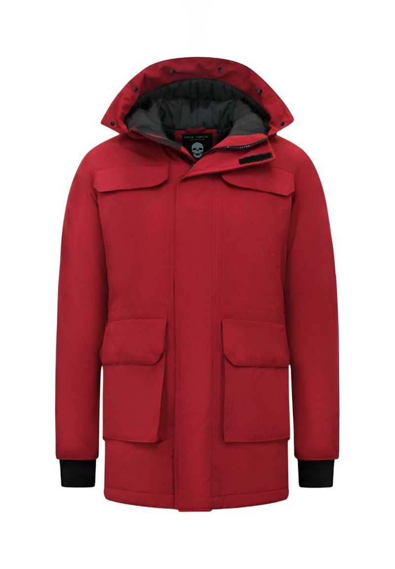 Rode geïsoleerde winterjas met capuchon, vier voorzakken, zwarte binnenvoering en zwarte geribde manchetten.