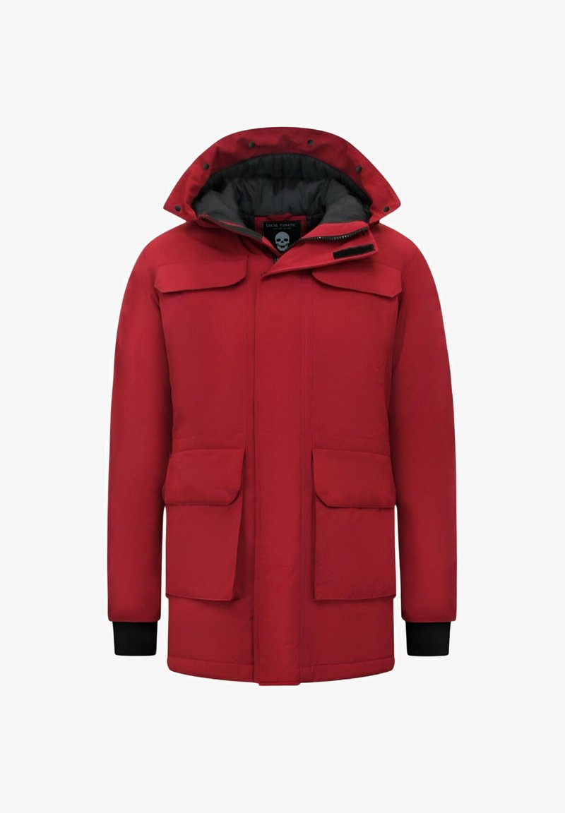 Rode geïsoleerde winterjas met capuchon, vier voorzakken, zwarte binnenvoering en zwarte geribde manchetten.