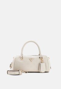 Borsa bianca con trama, ferrature dorate, doppi manici e tracolla staccabile. Presenta un logo e un piccolo ciondolo decorativo.