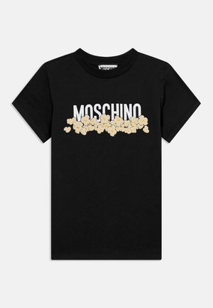 Czarny t-shirt z krótkim rękawem z białym napisem MOSCHINO częściowo przykrytym poziomym rzędem żółtych ilustracji popcornu na wysokości klatki piersiowej.