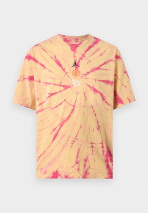 Żółta i różowa koszulka tie-dye z krótkim rękawem z logo Jordan oraz dwoma małymi pomarańczowo-białymi spiralnymi ikonami graficznymi na środku z przodu.