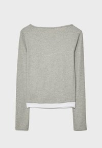 Długorękawowy, jasnoszary sweter z dzianiny z łódkowym dekoltem i białym detalem na dole, widziany od tyłu.