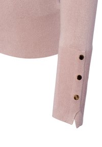 Jasnoróżowy sweter o prążkowanej strukturze, z prostym dołem i trzema złotymi guzikami na mankiecie. Miękki materiał dzianinowy.