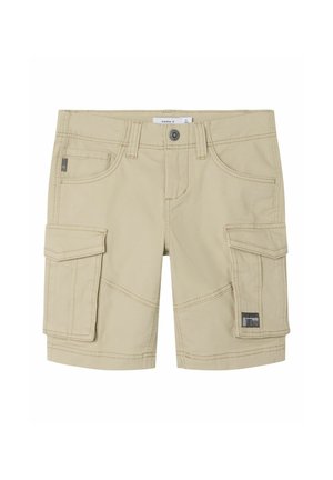 Shorts cargo beiges en coton, dotés de deux poches latérales et d'une poche arrière, avec des coutures visibles et un bouton de fermeture.