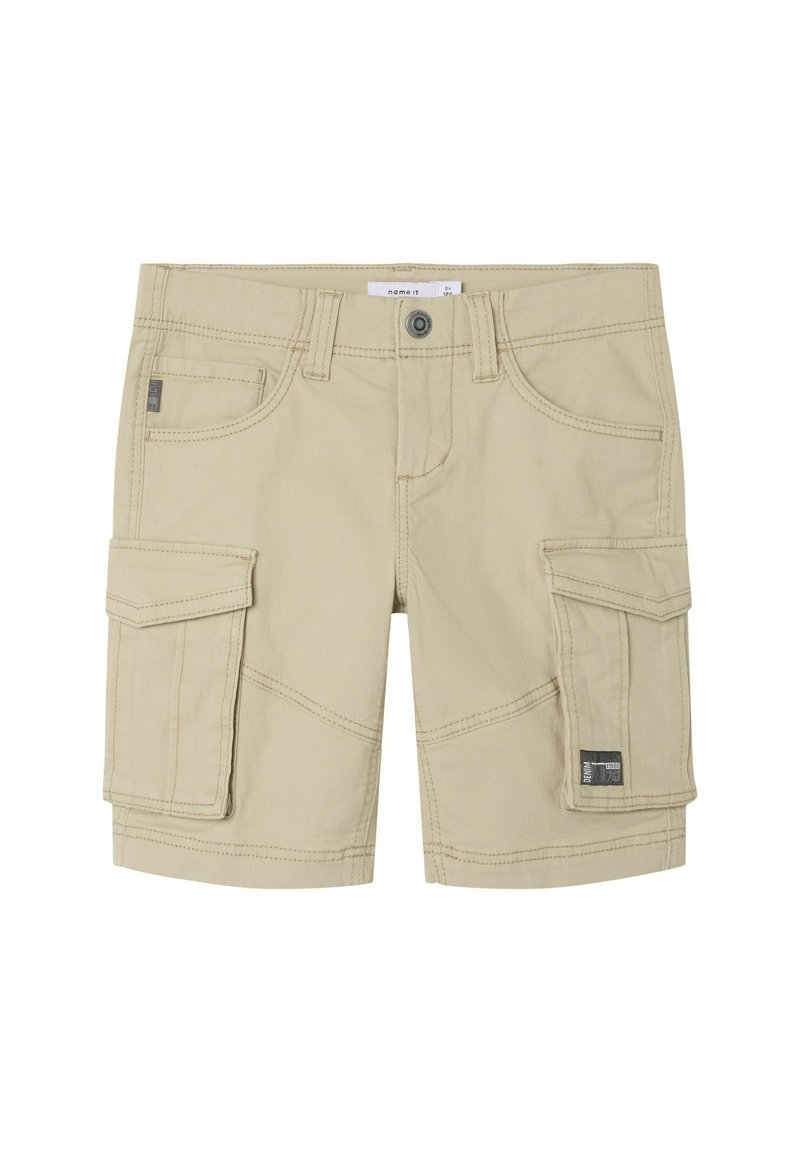 Shorts cargo beiges en coton, dotés de deux poches latérales et d'une poche arrière, avec des coutures visibles et un bouton de fermeture.