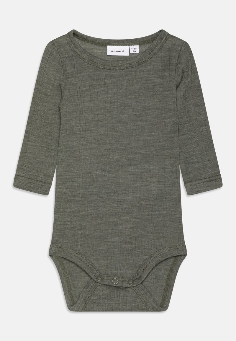 Bodysuit de bebé de manga longa em verde-oliva, com nervuras e fechos de botão na virilha, etiqueta de tamanho visível no interior da gola.