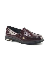 Mocasines de charol burdeos con un diseño cosido y un acento de logotipo dorado. Presenta una punta redonda y una suela plana de goma negra.