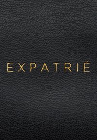 Černý kožený povrch zdobí embosovaný zlatý text "EXPATRIÉ." Textura má kuličkový vzor s matným povrchem, což zdůrazňuje odolnost.