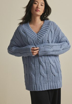 V-NECK CHUNKY CABLE - Džemperis - blue chambray