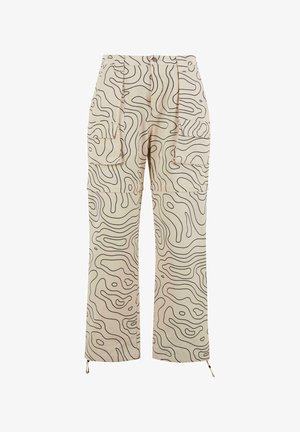 Beige cargo nadrág fekete hullámos mintával, két oldalsó zsebbel és húzózsinórral a deréknál. Az anyaga könnyűnek és textúráltak tűnik.