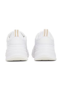 Hvide sneakers med en glat læderoverdel, polstret krave og to guldstribede detaljer på hælen, udstyret med en tyk hvid sål.