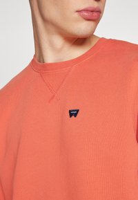 Wrangler SIGN OFF CREW - Felpa - burnt sienna