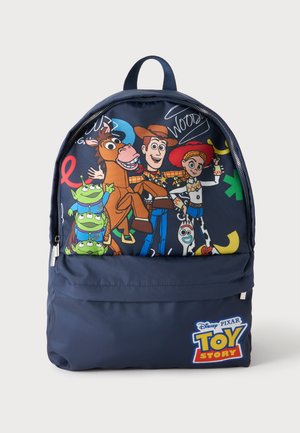 Navyblå rygsæk med Toy Story-figurerne Woody, Jessie, Bullseye, Forky og tre grønne rumvæsener samt Toy Story-logo nederst.