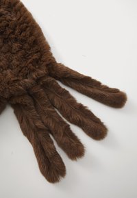 Accesoriu din blană sintetică de culoare marron, cu cinci degete alungite, având o suprafață moale și texturată, cu vârfuri rotunjite. Potrivit pentru căldură și confort.