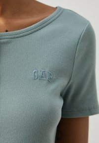 GAP CROPPED CREW - T-shirts print - sage