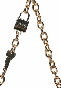 Chaîne en métal doré avec de gros maillons entrelacés, comprenant un cadenas avec logo et une clé. Texture lisse, finition brillante.