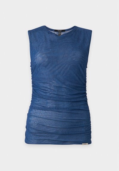 Haut bleu sans manches avec des détails de tissu froncé et un col rond, présenté sur un fond gris clair uni.