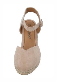 Sandalo con zeppa in suede nudo, con punta a V, cinturino alla caviglia e suola in juta intrecciata. Etichetta della taglia visibile all'interno.