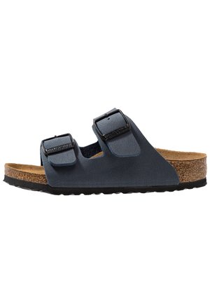 Sandales à deux brides en bleu marine, fabriquées en cuir souple avec une semelle en liège et une semelle en caoutchouc noire, dotées de boucles réglables pour un ajustement parfait.