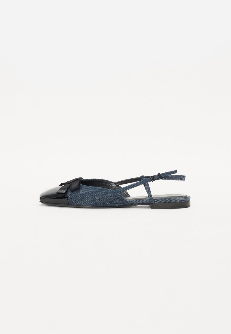 Chaussure plate à bride en denim avec un capuchon en verni noir et un détail de nœud. Présente un design avec des lanières, un talon bas et un tissu texturé.