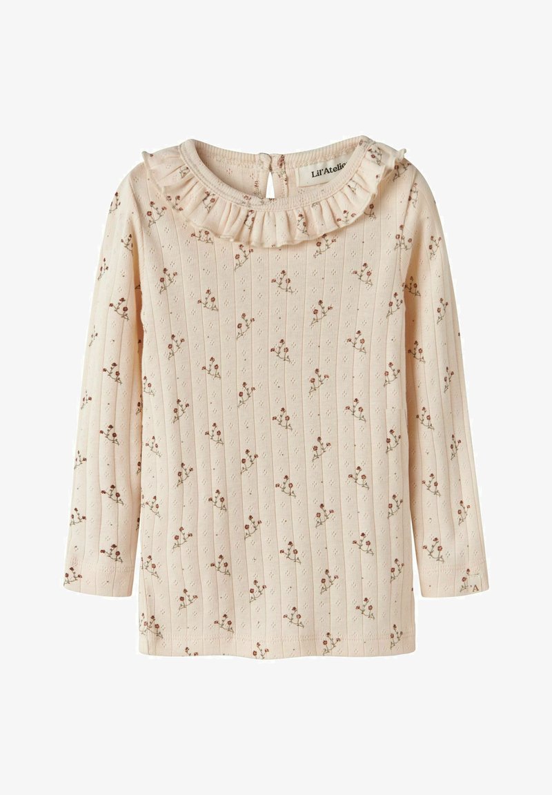 Crèmekleurige kindertrui met lange mouwen, klein bruin bloemenpatroon, getextureerde verticale strepen en een gerimpelde kraag met knoopsluiting aan de achterkant.
