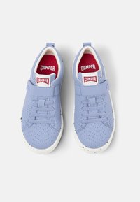 Ljusblå perforerade sneakers med vita sulor, med design av elastiska snören, röda detaljer och en logotags på tungan.