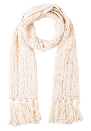 Écharpe crème en tricot avec motifs torsadés et franges aux deux extrémités, pliée en boucle sur un fond blanc.