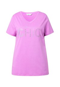 Rosa V-ringad t-shirt i mjukt tyg, med silverfärgade rhinestone-bokstäver som stavas "CHIC" och ordet "forever" ovanför. Korta ärmar.
