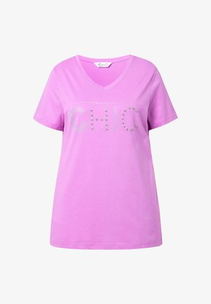 Růžové tričko s výstřihem do V vyrobené z měkké látky, s nápisem "CHIC" z stříbrných kamínků a slovem "navždy" nad ním. Krátké rukávy.