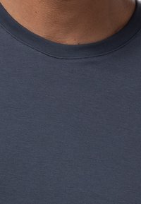Navyblaues T-Shirt mit kurzen Ärmeln und Rundhalsausschnitt, aus weichem Stoff mit glatter Textur und minimalistischem Design.