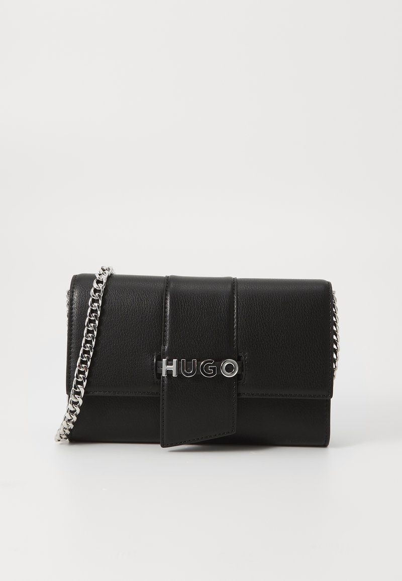 Pochette en cuir noir avec fermeture à rabat, bandoulière chaîne argentée et logo « HUGO » argenté au centre devant.