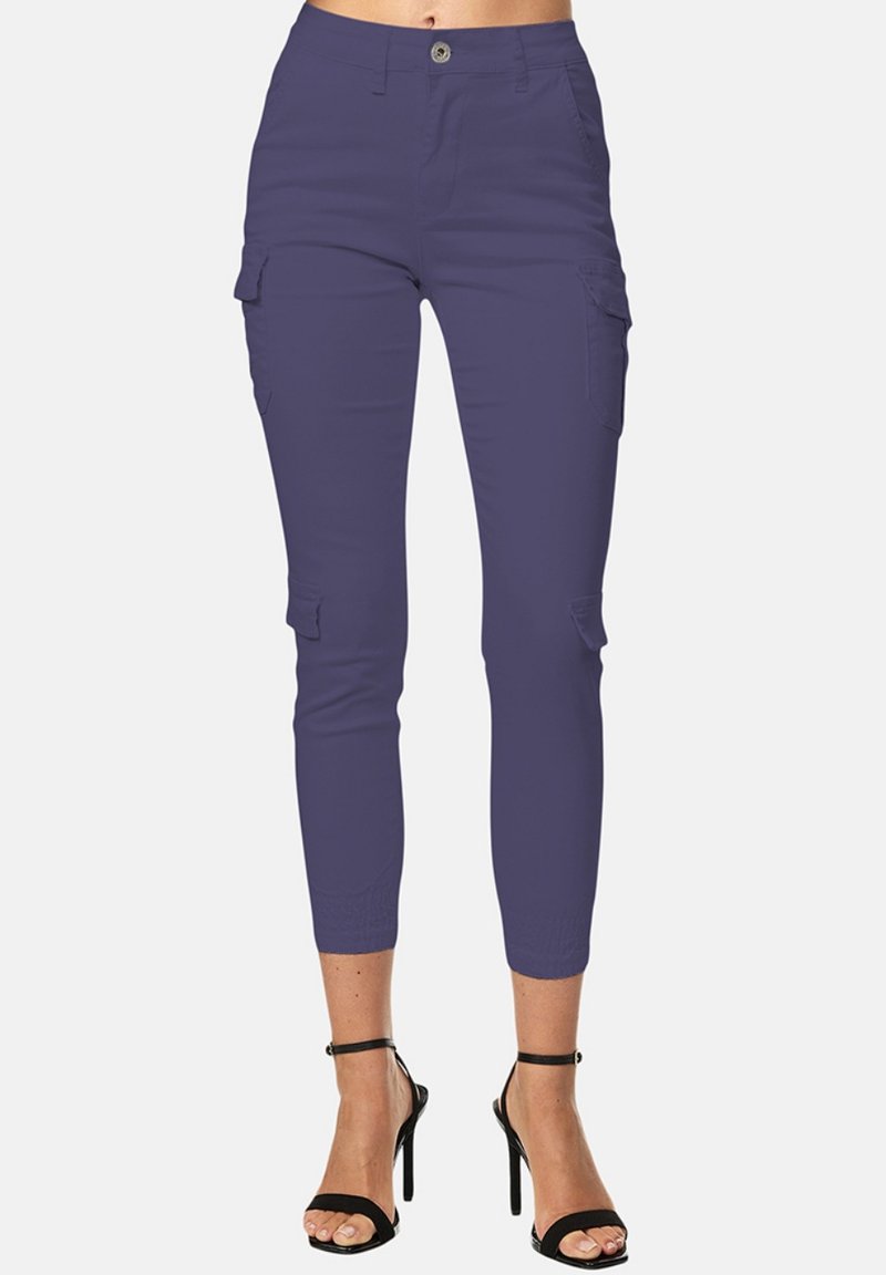 Paarse cargo broek met een hoge taille, enkellengte, twee zijzakken en een gestructureerde stof. Gecombineerd met zwarte stiletto-sandalen.
