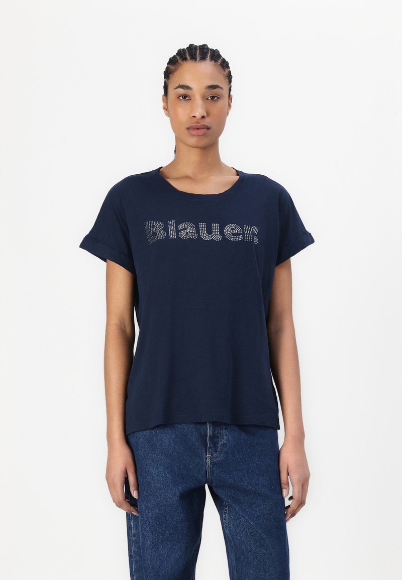 Camiseta de manga corta azul marino con cuello redondo, que presenta letras de strass "Blauer" en el pecho. Material de algodón suave.