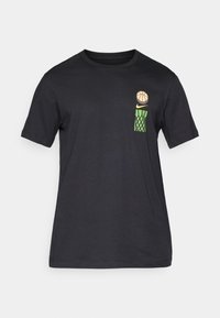 Sort kortærmet t-shirt med en lille grafik af en basketball, gul Nike swoosh og grøn basketballnet på øverste venstre bryst.