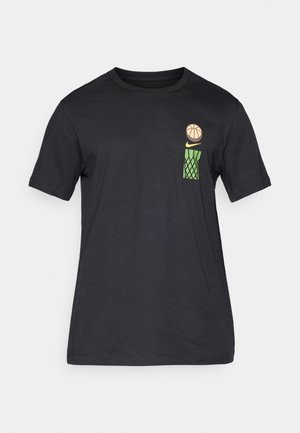 Svart kortärmad t-shirt med en liten grafik av en basketboll, gul Nike swoosh och grön basketnät på övre vänstra bröstet.