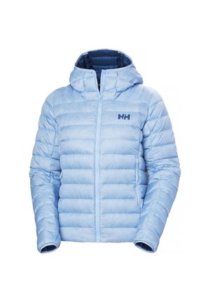 Chaqueta acolchada con capucha de color azul claro con cremallera frontal y logo de Helly Hansen en el pecho, diseñada para clima frío.