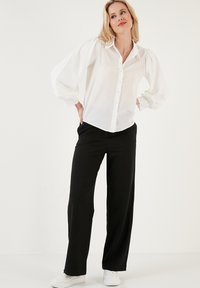 LELA REGULAR FIT - Button-down blouse - white
