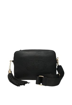 Borsa a tracolla nera in pelle con superficie testurizzata, hardware oro e un tassello decorativo. Forma rettangolare con dettaglio del logo impresso.
