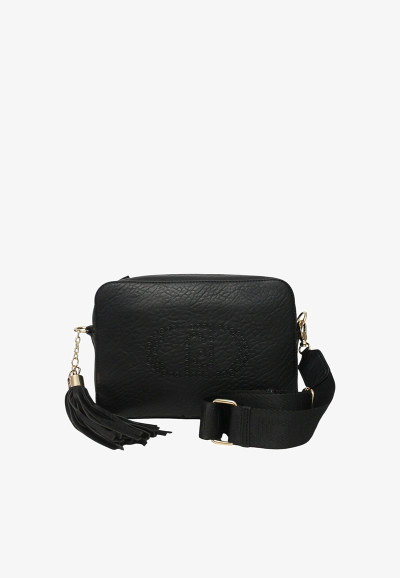 Juodas odinis petinis krepšys su tekstūruota paviršiumi, aukso spalvos detalėmis ir dekoratyviu kutu. Stačiakampis dizainas su iškilniu logotipu.