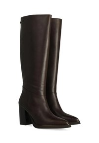 Bruine leren kniehoge laarzen met een stevige blokhak, spitse neus en een gladde textuur; geen zichtbare hardware of accenten.