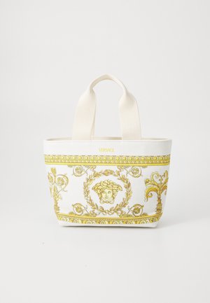 Geantă tote Versace, din pânză albă cu un model ornate auriu, având în centru fața Meduzei, și două mânere din material. Design compact și structurat.