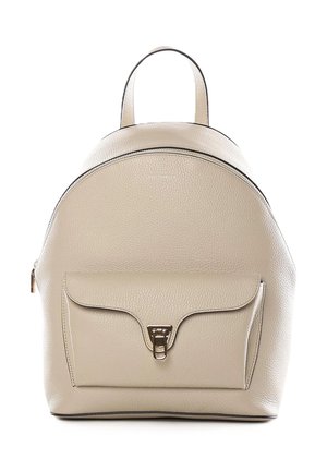 Zaino in pelle beige con tasca frontale a patta chiusa da una fibbia argentata e manico superiore, logo del marchio impresso sopra la cerniera.