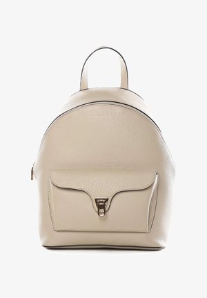 Zaino in pelle beige con tasca frontale a patta chiusa da una fibbia argentata e manico superiore, logo del marchio impresso sopra la cerniera.