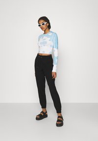 ONLY ONLKELDA EMERY PULL UP - Calças - black