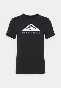 Camiseta negra de manga corta hecha de algodón, con un logo triangular blanco que lleva el texto "NIKE TRAIL" en el pecho.