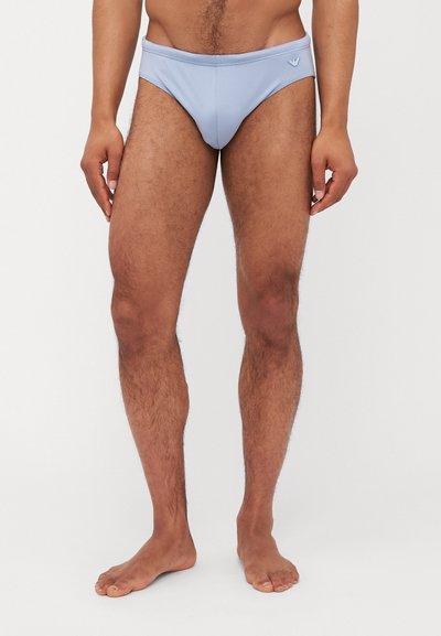 Helleblaue Badehose aus glattem Material, mit niedrigem Schnitt und kleinem Logoakzent auf der Vorderseite.